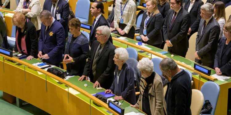 « Élevons-nous contre la haine », exhorte le chef de l’ONU lors de la commémoration de l’Holocauste