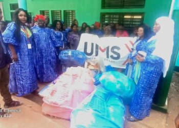 Boké-Humanitaire: Les femmes de UMS offrent des kits hygiéniques aux bébés