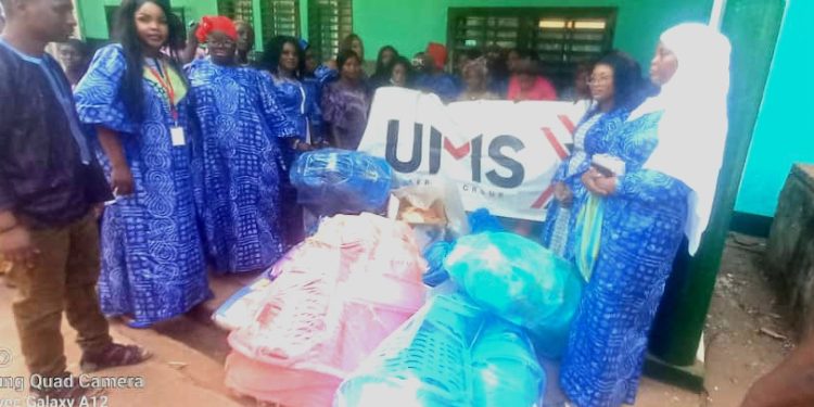 Boké-Humanitaire: Les femmes de UMS offrent des kits hygiéniques aux bébés