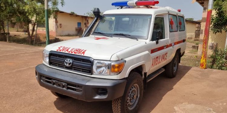 Humanitaire: L’opérateur économique et minier, Oumar Ben Doumbouya offre une ambulance flambant neuf aux populations impactées par le projet de CDM CHINE à Kawessi (Télimélé)