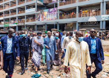 VISITE GOUVERNEMENTALE AU MARCHÉ DE MADINA : SOLIDARITÉ ET MESURES URGENTES APRÈS L’INCENDIE