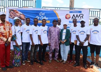 Boké-Humanitaire : L’ONG Main tendue offre plus de 500 vêtements neufs et denrées alimentaires aux orphelins