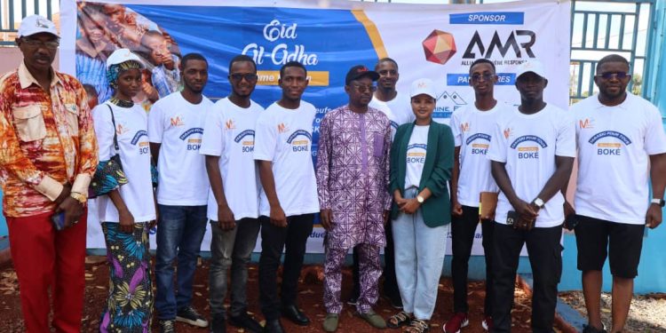 Boké-Humanitaire : L’ONG Main tendue offre plus de 500 vêtements neufs et denrées alimentaires aux orphelins