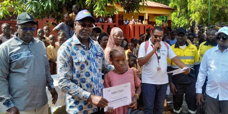 Boké : La Fondation Wazni et le Groupe UMS, en tournée éducative pour soutenir les élèves et le corps enseignant