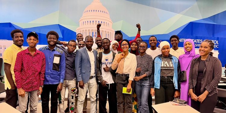 Au Club d’anglais du Centre Américain : les étudiants s’engagent pour le bien-être communautaire