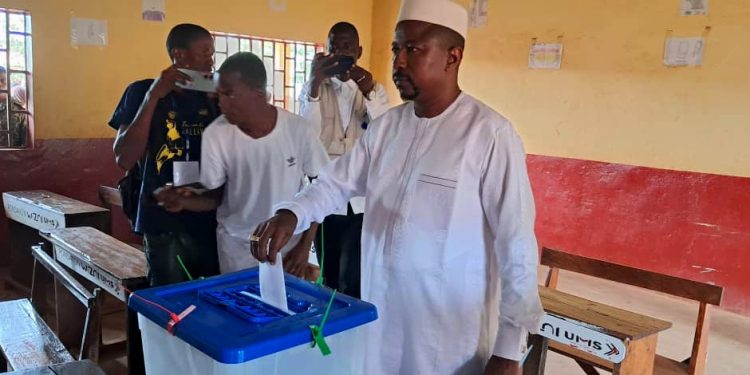 Boké-Référendum du 21 Septembre: Le Ministre Mohamed Lamine Sy Savané accompli son devoir civique, à Correrah, sa ville natale