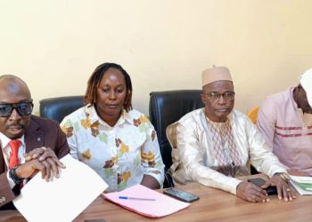 Boké-Développement: Le Conseil Communal adopte le projet de Budget exercice 2026, à plus de 5 milliards GNF  La Commune et la population sont liées par le principe cardinal de la recevabilité. C&rsquo;est dans cette optique que les membres de la délégation spéciale de la Commune urbaine de Boké étaient de nouveau réunis ce Mercredi, 24 Décembre 2025 en 4ème et dernière Session ordinaire à l&rsquo;issue de laquelle, ils ont adopté à l&rsquo;unanimité le projet de Budget exercice 2026, à cinq milliards quarante neuf millions (5.49.000.000) de francs guinéens, selon le Secrétaire général de la Commune, Mamadouba Yakha Camara. Dans son discours de circonstance, le président de la délégation spéciale de la Commune urbaine de Boké, Aboubacar N&rsquo;Diaye a fait un bref rappel sur le fonctionnement du Conseil Communal. Cet espace, selon M. N&rsquo;Diaye, permet au bureau exécutif de rendre compte des décisions prises en matière de recouvrement des ressources financières, des dépenses et la gestion des fonds liés du développement socioéconomique de sa Municipalité. Représentant l&rsquo;autorité de tutelle à la cérémonie, la Directrice préfectorale de l&rsquo;Administration du Territoire et de la Décentralisation (DPATD), Mme Fatoumata Bamba a tout d&rsquo;abord rendu un vibrant hommage au Chef de l&rsquo;État, Général Mamadi Doumbouya pour sa vision éclairée de la Guinée. Ensuite, elle a exhorté le Conseil Communal à la Responsabilité qui, selon lui, impose respect, confiance, rigueur et sens de devoir et de recevabilité. En outre, la directrice préfectorale de l&rsquo;Administration du territoire a mis un accent particulier sur la Mobilisation des ressources internes et la gestion rationnelle des finances locales. D&rsquo;autres sujets relatifs à la planification et à la mise en œuvre des actions de développement ont été passés aux peignes fins par les conseillers communaux et acteurs majeurs pour booster le développement local. Des infrastructures sociales de base qui contribuent à l&rsquo;amélioration des conditions de vie des populations de la Commune urbaine de Boké. Ce, en fonction du PDL (Plan de développement local) et PAI (Plan Annuel d&rsquo;investissement) de la Commune. En perspective, rassure le Secrétaire général de la Commune urbaine de Boké entend desservir tous les 15 quartiers de la Commune urbaine en eau potable.  Mamadouba Camara