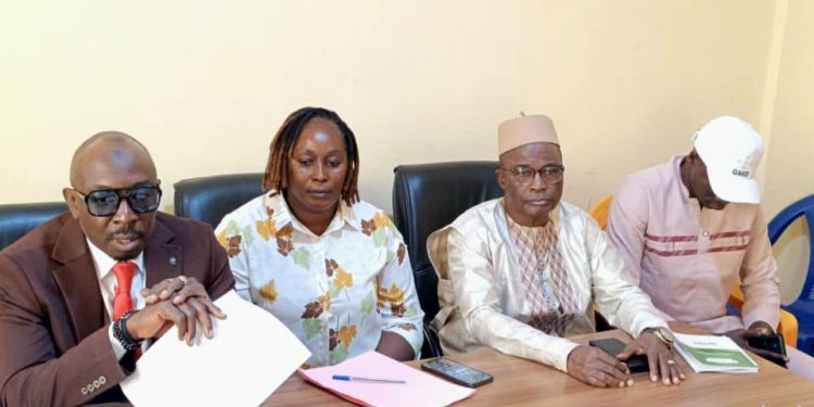 Boké-Développement: Le Conseil Communal adopte le projet de Budget exercice 2026, à plus de 5 milliards GNF  La Commune et la population sont liées par le principe cardinal de la recevabilité. C&rsquo;est dans cette optique que les membres de la délégation spéciale de la Commune urbaine de Boké étaient de nouveau réunis ce Mercredi, 24 Décembre 2025 en 4ème et dernière Session ordinaire à l&rsquo;issue de laquelle, ils ont adopté à l&rsquo;unanimité le projet de Budget exercice 2026, à cinq milliards quarante neuf millions (5.49.000.000) de francs guinéens, selon le Secrétaire général de la Commune, Mamadouba Yakha Camara. Dans son discours de circonstance, le président de la délégation spéciale de la Commune urbaine de Boké, Aboubacar N&rsquo;Diaye a fait un bref rappel sur le fonctionnement du Conseil Communal. Cet espace, selon M. N&rsquo;Diaye, permet au bureau exécutif de rendre compte des décisions prises en matière de recouvrement des ressources financières, des dépenses et la gestion des fonds liés du développement socioéconomique de sa Municipalité. Représentant l&rsquo;autorité de tutelle à la cérémonie, la Directrice préfectorale de l&rsquo;Administration du Territoire et de la Décentralisation (DPATD), Mme Fatoumata Bamba a tout d&rsquo;abord rendu un vibrant hommage au Chef de l&rsquo;État, Général Mamadi Doumbouya pour sa vision éclairée de la Guinée. Ensuite, elle a exhorté le Conseil Communal à la Responsabilité qui, selon lui, impose respect, confiance, rigueur et sens de devoir et de recevabilité. En outre, la directrice préfectorale de l&rsquo;Administration du territoire a mis un accent particulier sur la Mobilisation des ressources internes et la gestion rationnelle des finances locales. D&rsquo;autres sujets relatifs à la planification et à la mise en œuvre des actions de développement ont été passés aux peignes fins par les conseillers communaux et acteurs majeurs pour booster le développement local. Des infrastructures sociales de base qui contribuent à l&rsquo;amélioration des conditions de vie des populations de la Commune urbaine de Boké. Ce, en fonction du PDL (Plan de développement local) et PAI (Plan Annuel d&rsquo;investissement) de la Commune. En perspective, rassure le Secrétaire général de la Commune urbaine de Boké entend desservir tous les 15 quartiers de la Commune urbaine en eau potable.  Mamadouba Camara