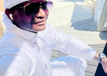 Solidarité et engagement humanitaire : Mohamed Globisine Fofana aux côtés de deux figures de la musique guinéenne