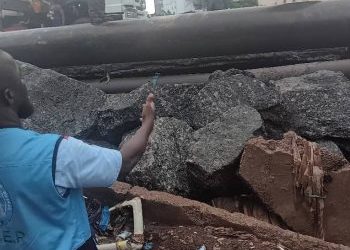 Face aux intempéries, la SEG démontre sa réactivité : l&rsquo;équipe dirigée par Algassimou Dioubaté rétablit rapidement la conduite d&rsquo;eau de Matoto
