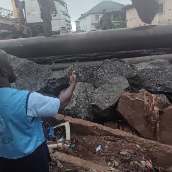 Face aux intempéries, la SEG démontre sa réactivité : l’équipe dirigée par Algassimou Dioubaté rétablit rapidement la conduite d’eau de Matoto