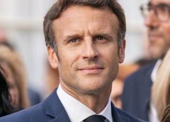 France : après l’attaque de Trappes et de La Verrière, Emmanuel Macron appelle à l’unité nationale et au combat contre le racisme