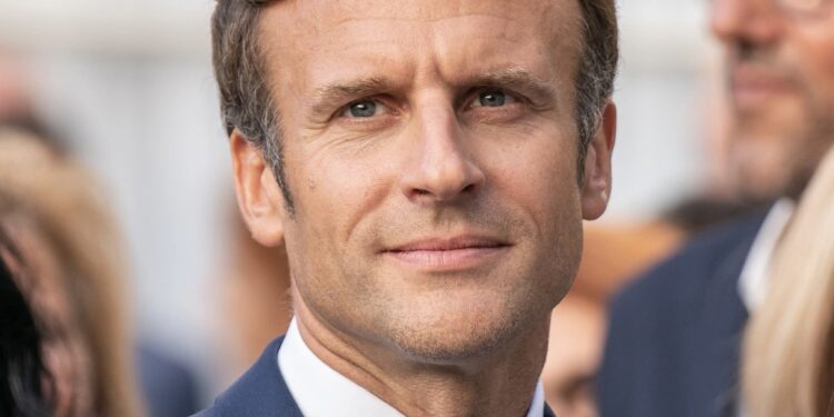 France : après l’attaque de Trappes et de La Verrière, Emmanuel Macron appelle à l’unité nationale et au combat contre le racisme